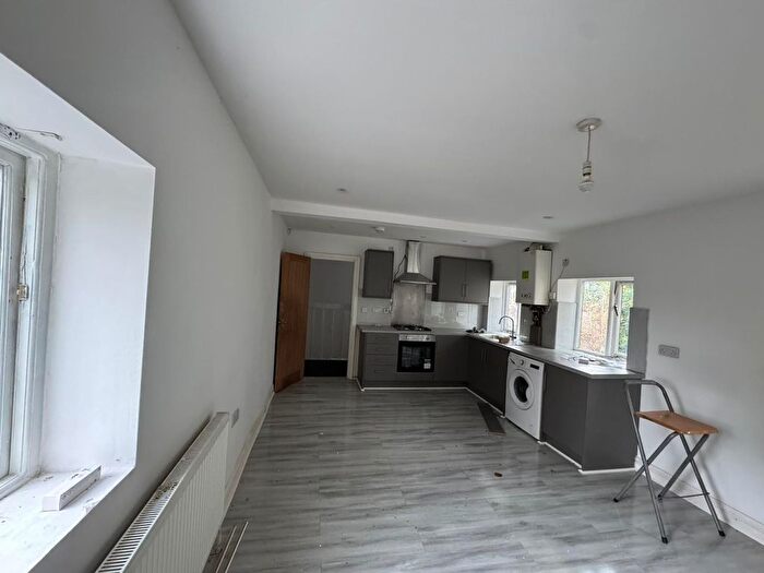 2 Bedroom Flat To Rent In Great Horton Road, Flat, Bradford, West Yorkshire, BD7