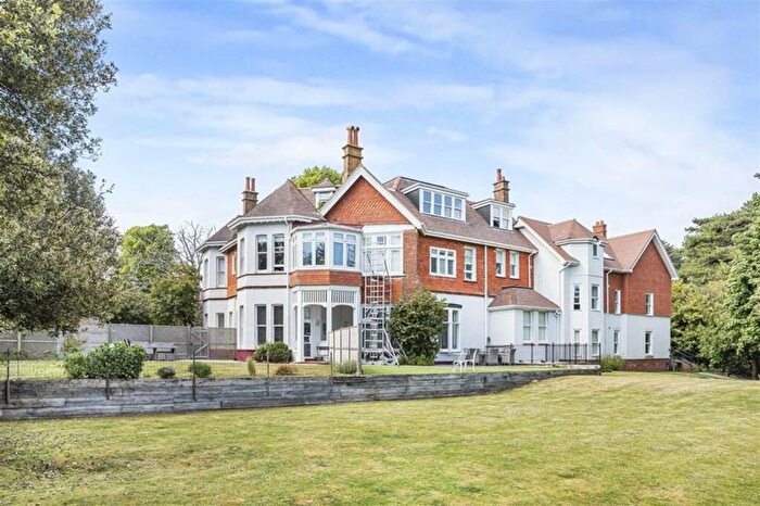 2 Bedroom Flat For Sale In Mckinley Road, Bournemouth, BH4