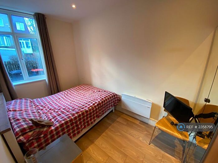 1 Bedroom Flat To Rent In Balbec Avenue, Leeds, LS6