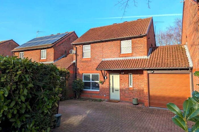 3 Bedroom Link Detached House To Rent In Woking, GU21