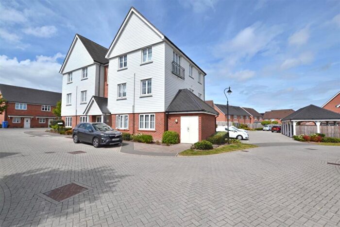 2 Bedroom Apartment For Sale In Mulberry Walk, Edenbrook, Fleet, GU51