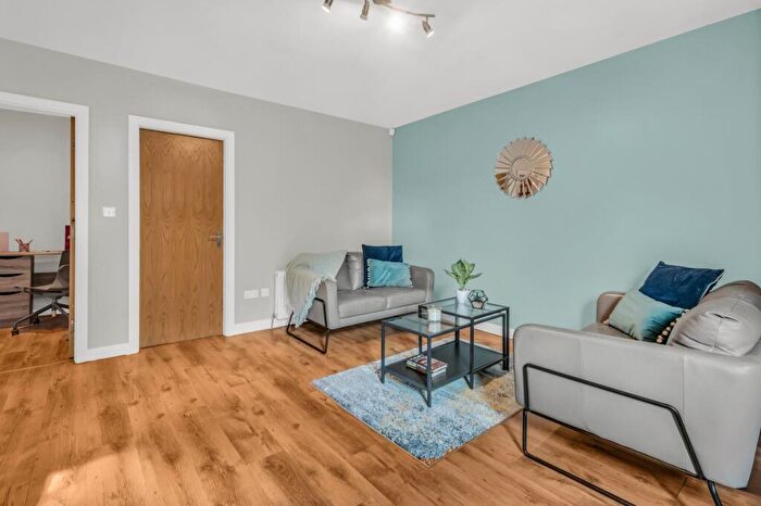 2 Bedroom Flat To Rent In North Lane, Leeds, LS6