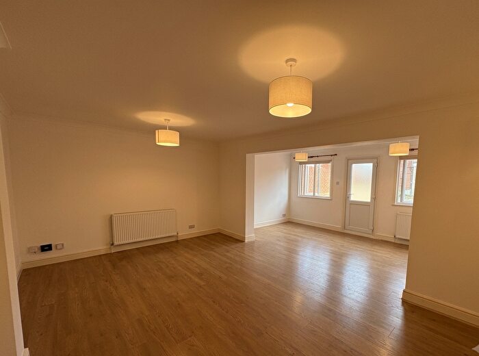 3 Bedroom Semi-Detached House To Rent In Linden Way, London, N14