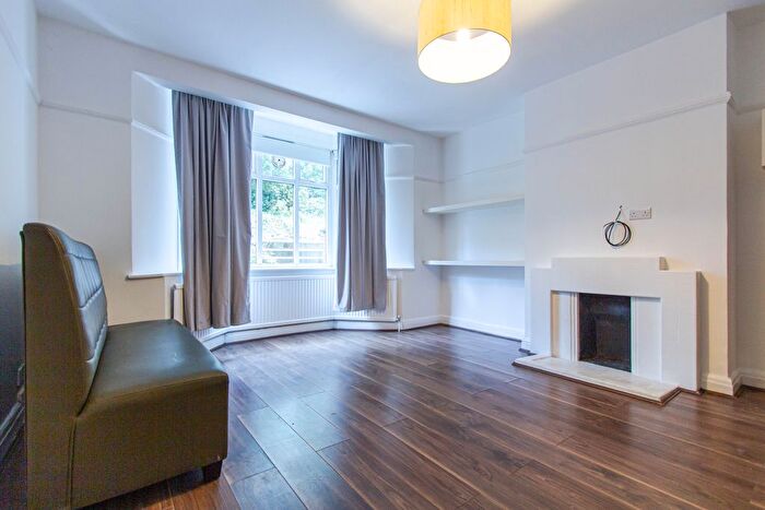 3 Bedroom Flat To Rent In Frognal Court, Finchley Road, London, NW3