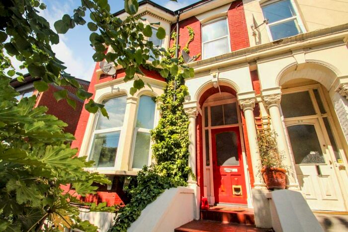 3 Bedroom Apartment To Rent In Fairlop Road, Leytonstone, London, E11