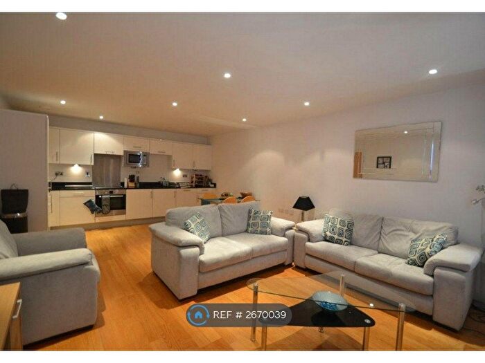2 Bedroom Flat To Rent In Clapham Common Southside, London, SW4
