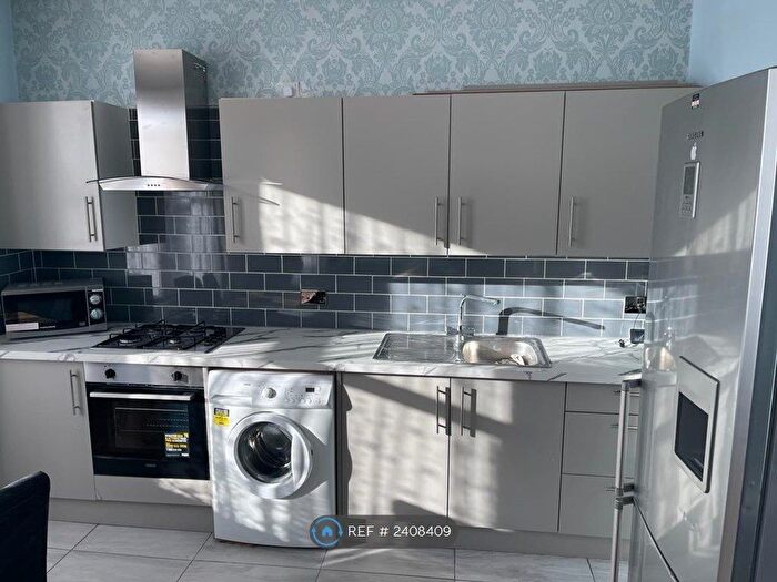 3 Bedroom Flat To Rent In Stockwell Green, London, SW9