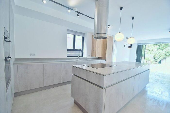 5 Bedroom Semi-Detached House To Rent In The Ridgeway, London, NW11