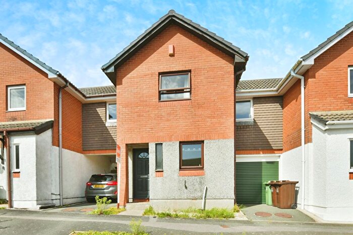 2 Bedroom Link Detached House For Sale In Gurnard Walk, Plymouth, PL3