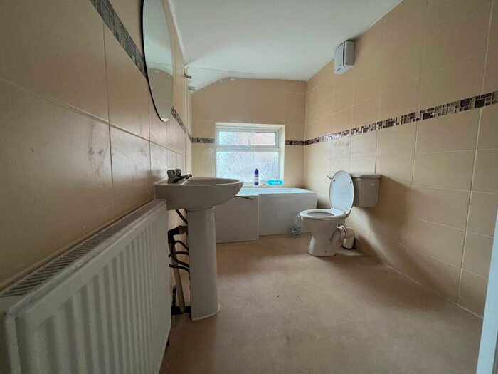 3 Bedroom Flat To Rent In Pershore Road, B30