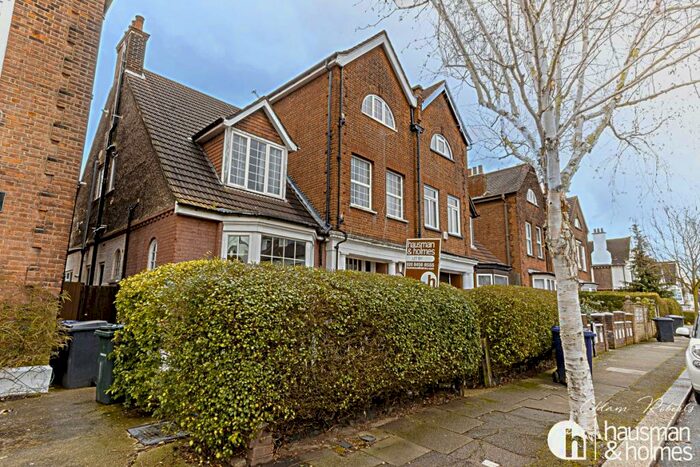 3 Bedroom Flat To Rent In Templars Avenue, Golders Green, NW11