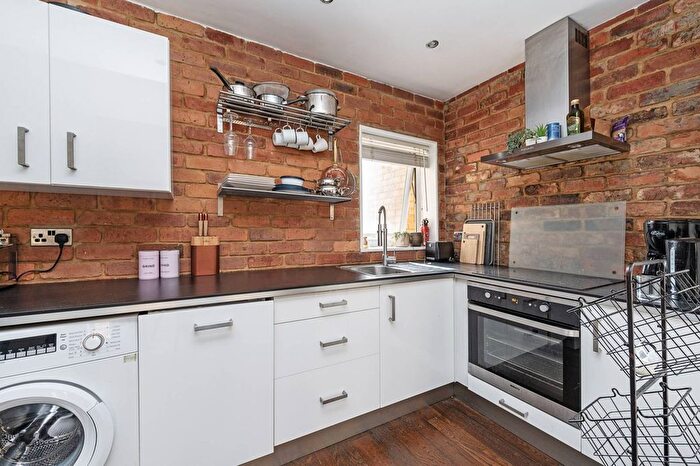 2 Bedroom Flat To Rent In Fuller Close, Spitalfields, London, E2