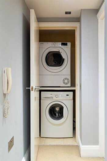 2 Bedroom Flat To Rent In Chimneys Lodge, Forty Hill, Enfield, EN2