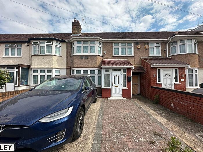 3 Bedroom Terraced House For Sale In Berkeley Avenue, Hounslow, TW4
