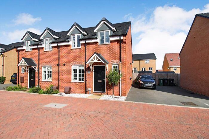 3 Bedroom Semi-Detached House For Sale In Geranium Croft, Biggleswade, SG18