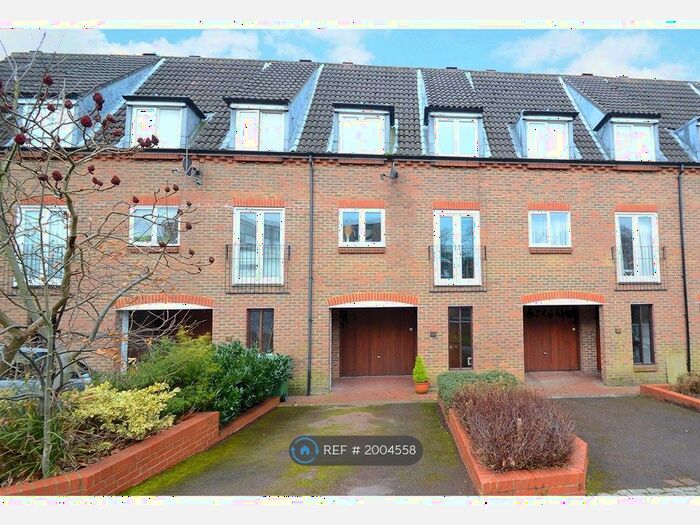 4 Bedroom Terraced House To Rent In Beechcroft Manor, Weybridge, KT13