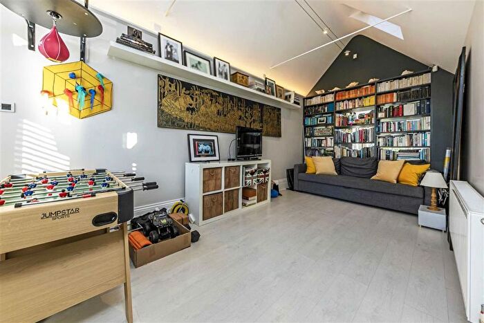 5 Bedroom Property To Rent In Kingston Lane, Teddington, TW11