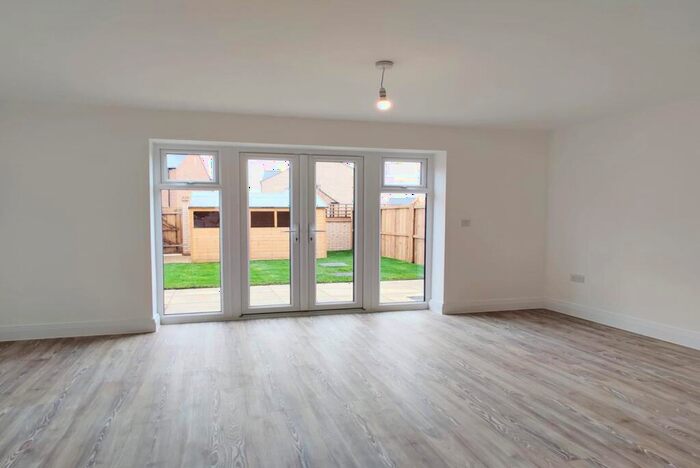 3 Bedroom Semi-Detached House To Rent In Ailwyn Road, St Neots, PE19