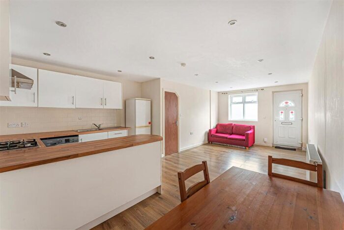 2 Bedroom Flat For Sale In Cann Hall Road, Leytonstone, E11