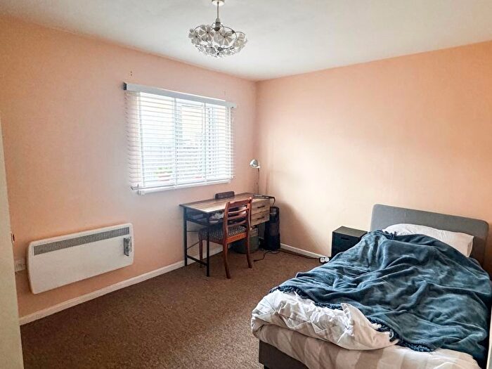2 Bedroom Flat For Sale In Wingfield Road, Trowbridge, BA14