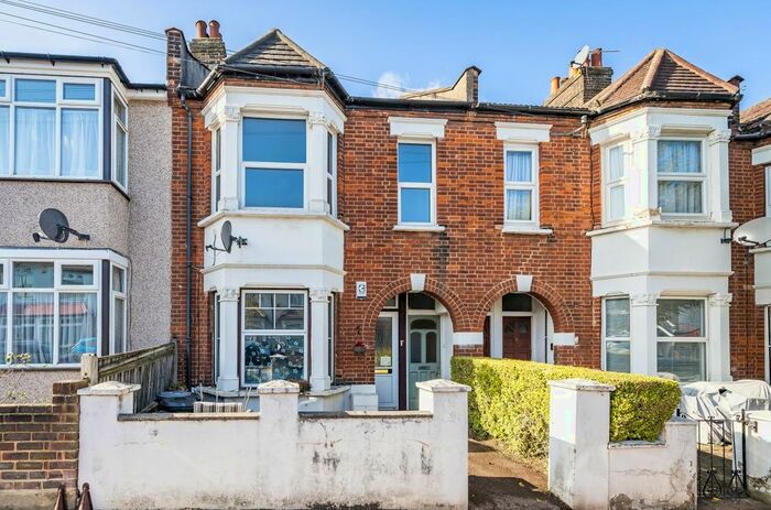 3 Bedroom Flat To Rent In Felmingham Road, London, SE20
