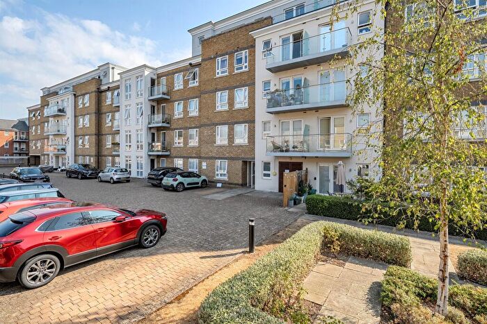 2 Bedroom Flat For Sale In Heron Way, Maidenhead, SL6