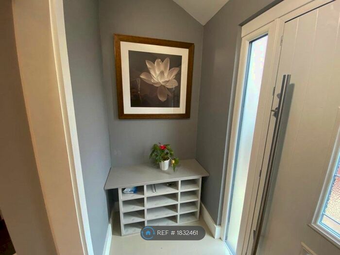 2 Bedroom End Of Terrace House To Rent In Dornels, Slough, SL2