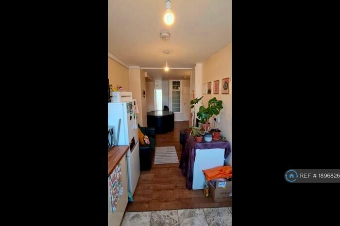 3 Bedroom Flat To Rent In St. Mary Road, London, E17