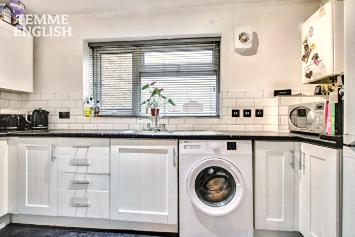 1 Bedroom Flat For Sale In Gaywood, Laindon, Essex, SS15