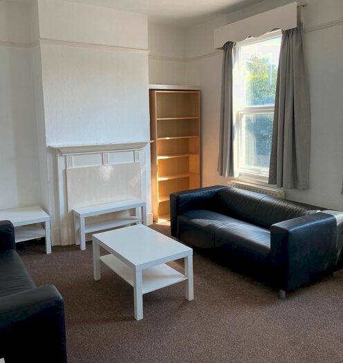 2 Bedroom Flat To Rent In Park Road, Kingston Upon Thames, KT2