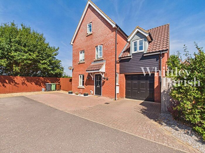 4 Bedroom Detached House For Sale In Lime Tree Avenue, Long Stratton, Norwich, NR15