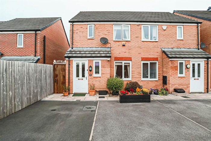 2 Bedroom Semi-Detached House To Rent In Kinross Avenue, Heywood, OL10