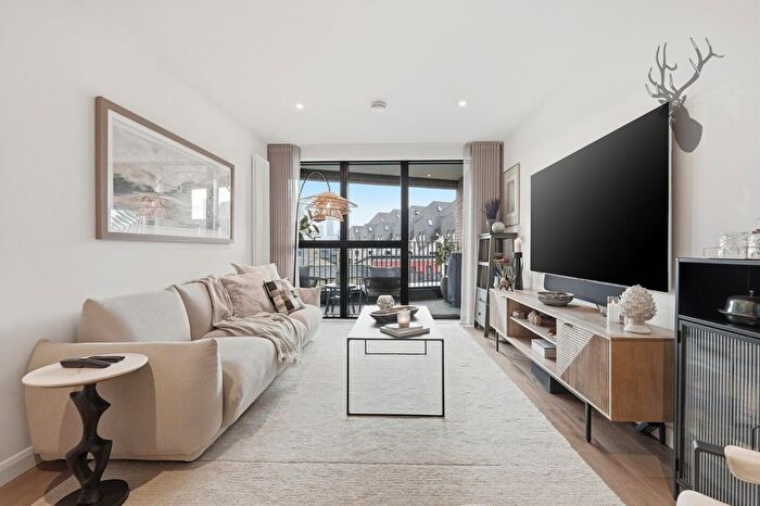 2 Bedroom Flat For Sale In Waters Edge Court, Bow, E3