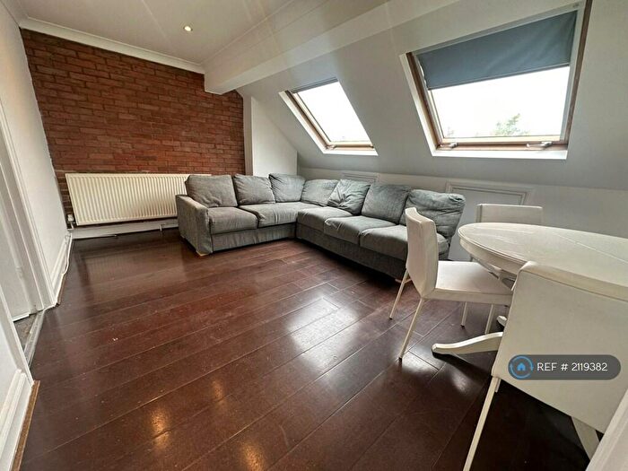 3 Bedroom Flat To Rent In Woodland Way, Mill Hill, London, NW7