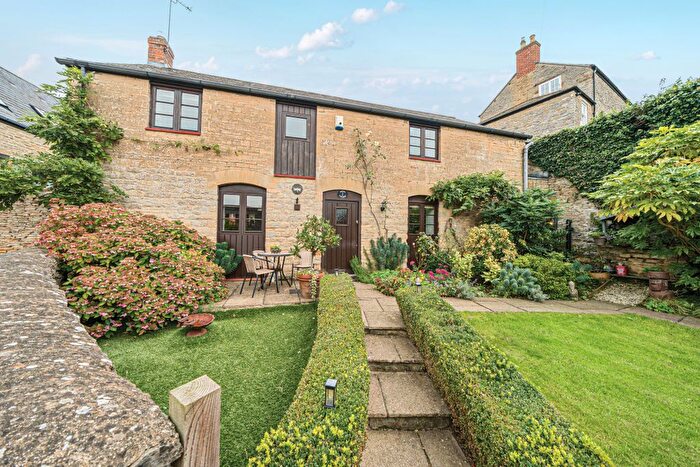 3 Bedroom Detached House For Sale In College Fields, Aynho, OX17