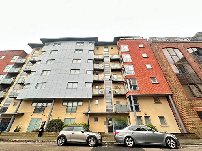 2 Bedroom Flat To Rent In Orchard Place, Southampton, SO14