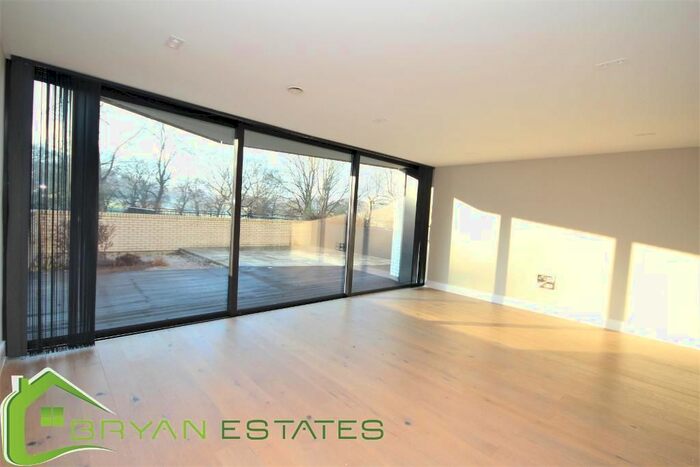 3 Bedroom Flat To Rent In Aylmer Road, Highgate, London N2