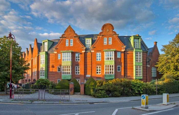2 Bedroom Flat To Rent In Watling Street, Radlett, Hertfordshire, WD7
