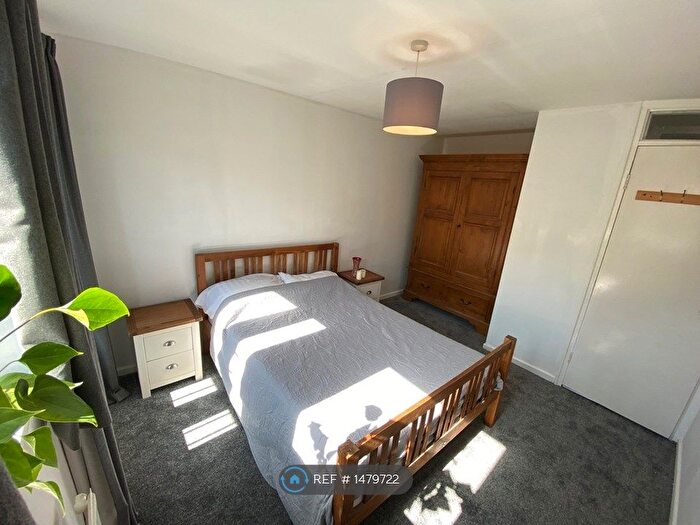 3 Bedroom Maisonette To Rent In Martlesham Walk, Manchester, M4