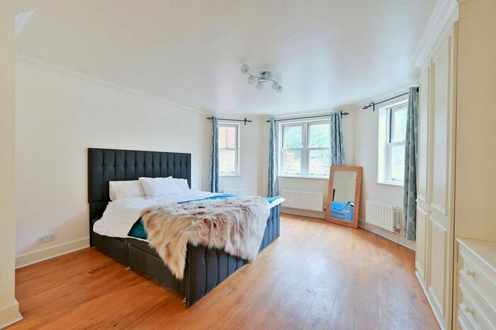 2 Bedroom Flat To Rent In The Downs, Wimbledon, London, SW20