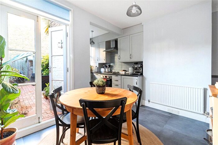 2 Bedroom Flat For Sale In Revelstoke Road, London, SW18