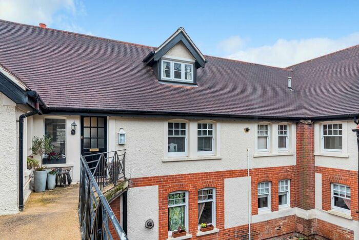 2 Bedroom Flat For Sale In The Crescent, Farnham, Surrey, GU9