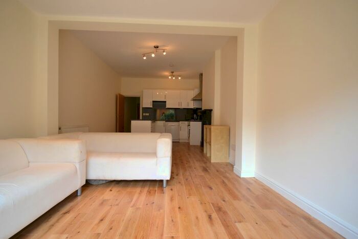 2 Bedroom Flat To Rent In Cavendish Road, Clapham, London, SW12