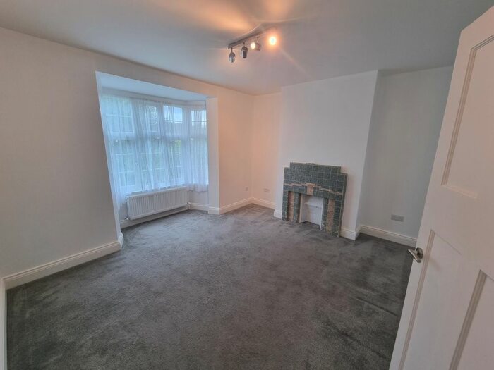 2 Bedroom Flat To Rent In Chasewood Court, Hale Lane, Mill Hill, NW7