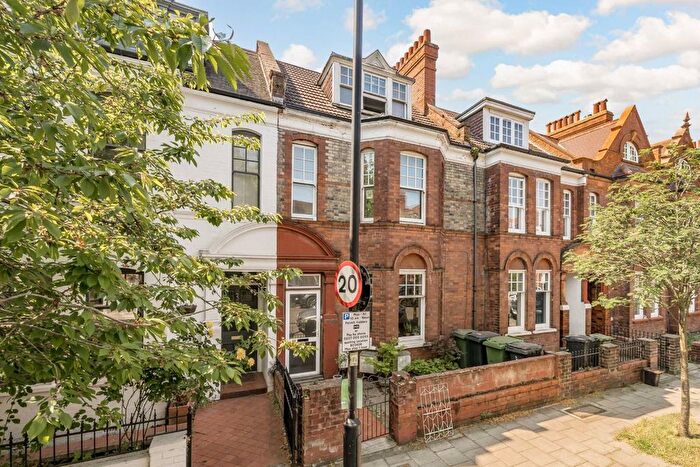 3 Bedroom Flat To Rent In Amesbury Avenue, Streatham Hill, SW2