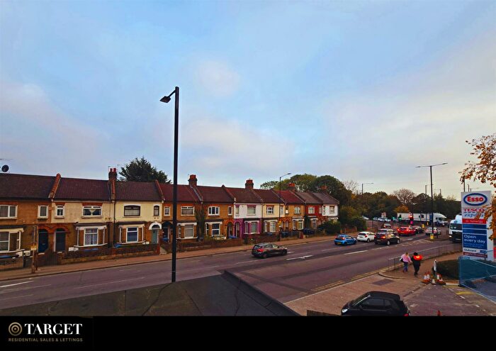 2 Bedroom Flat To Rent In Hertford Road, Waltham Cross, EN8