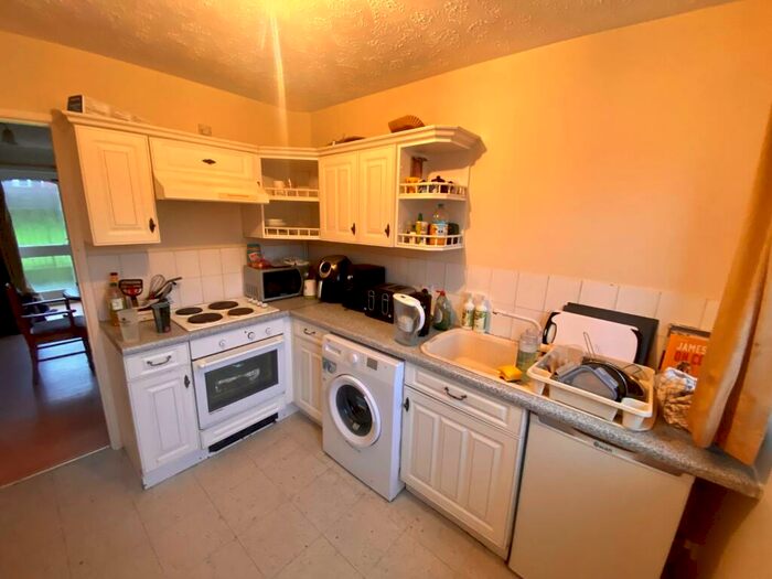 3 Bedroom House To Rent In **£ Pppw** Heron Drive, Lenton, NG7
