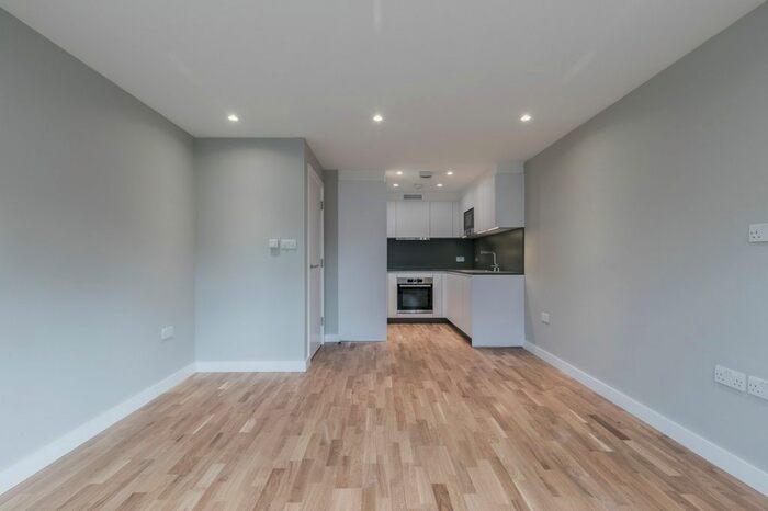 2 Bedroom Flat To Rent In Creighton Avenue, London, N2