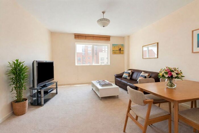 1 Bedroom Flat For Sale In Apartment, Skyline Plaza Building, Commercial Road, London, E1