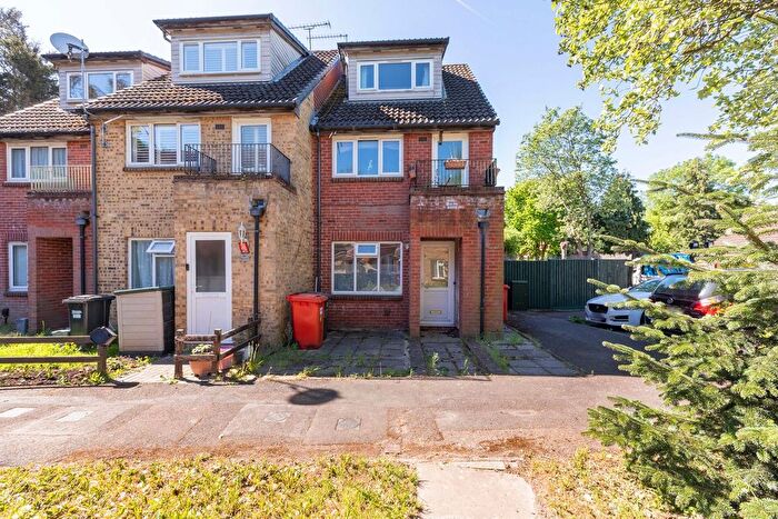 1 Bedroom Flat For Sale In Mead Avenue, Langley, SL3